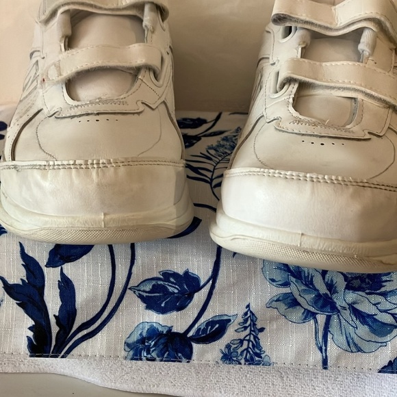 New Balance 577 Men’s White Walking Shoes 9.5 Hook & Loop Low Top Sneakers GUC main image 4